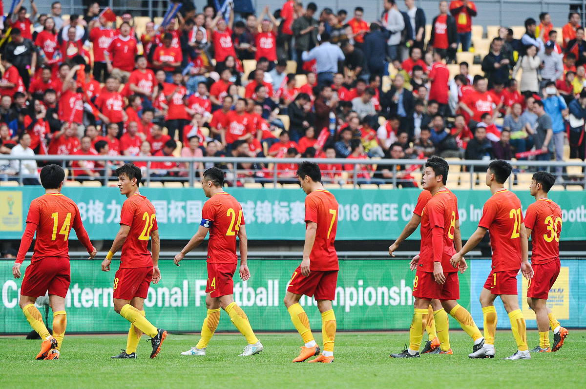 紧张比赛胜利属于球队，喜悦常驻