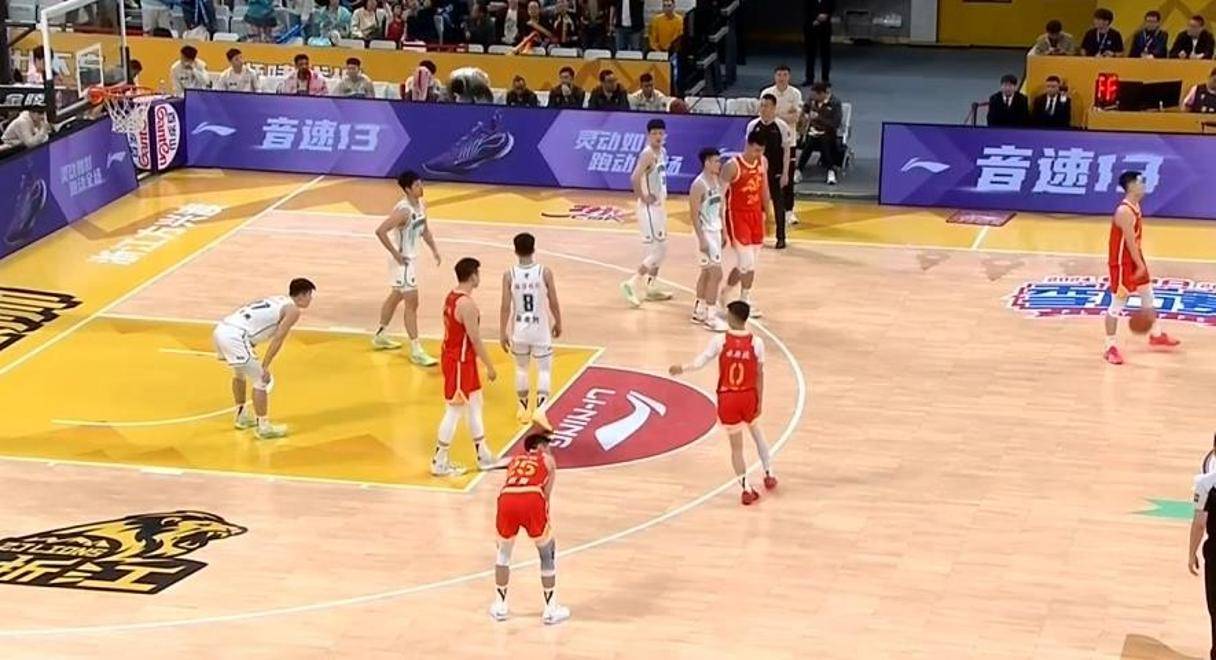 开云体育-关于赛场上风云变幻，各路明星球员竞技激烈的信息