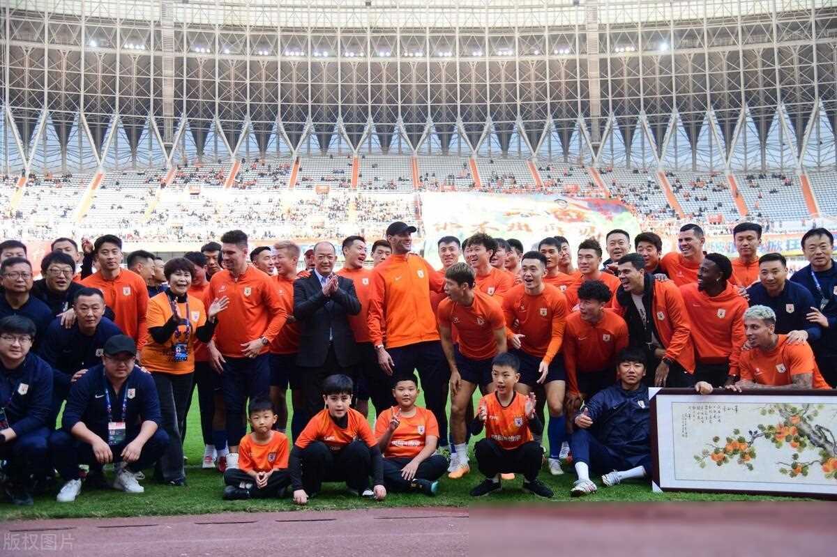 裁判判罚引争议球迷热议赛场公正与否