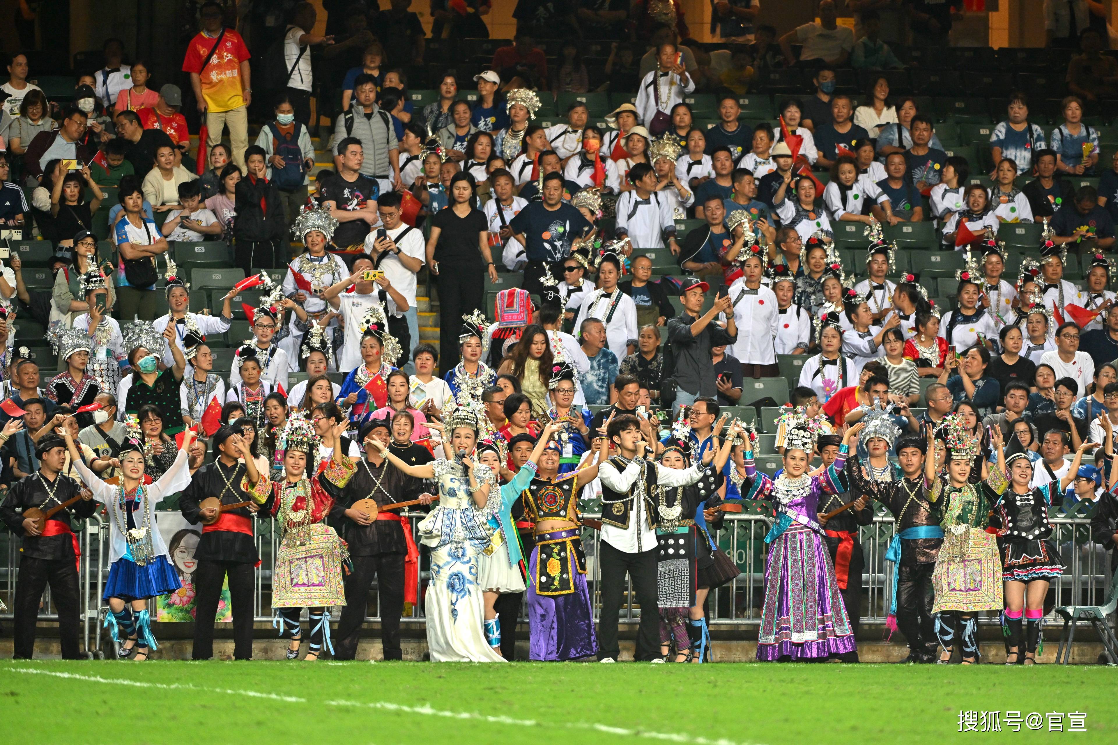 开云体育登录-激烈竞技赛事引发球迷热议，场上精彩瞬间回顾