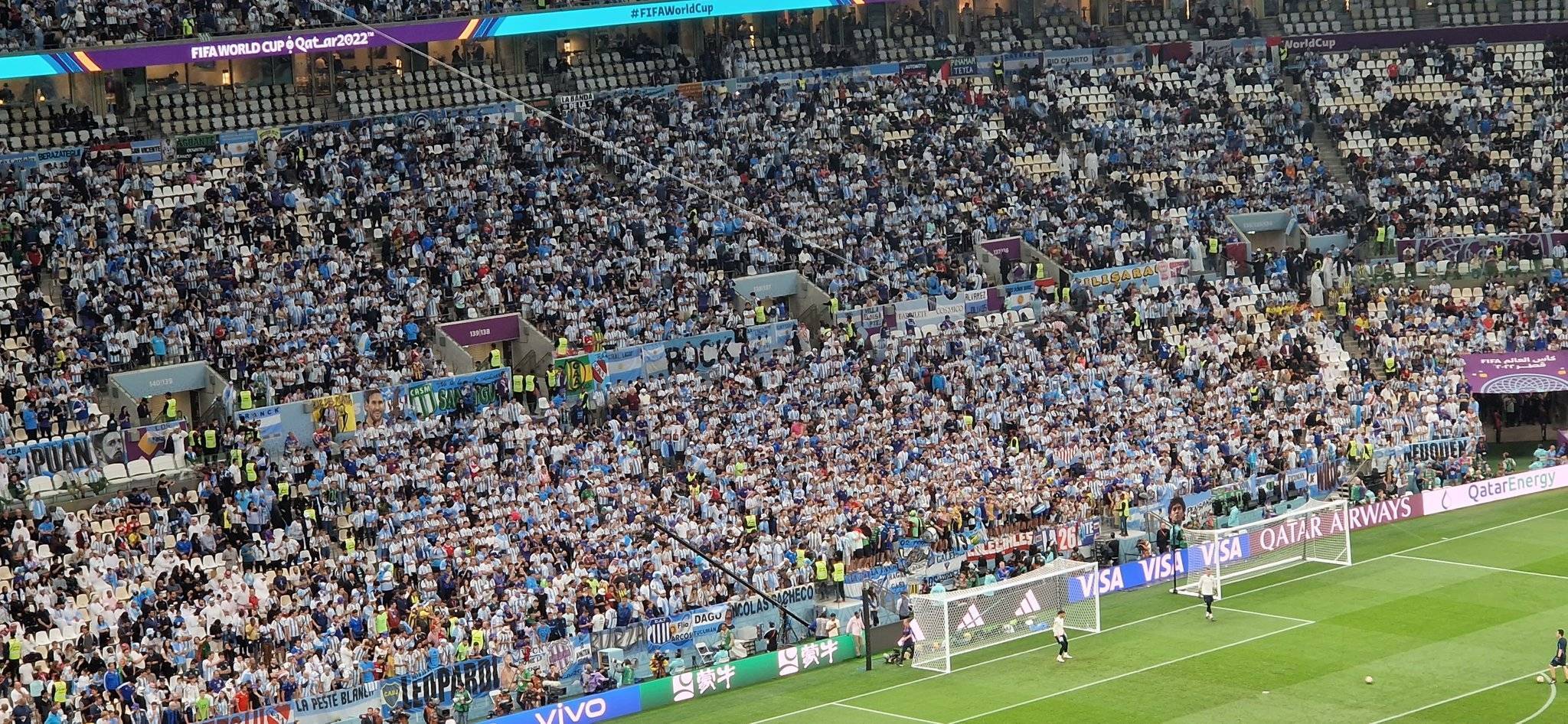 激烈竞技赛事引发球迷热议，场上精彩瞬间回顾