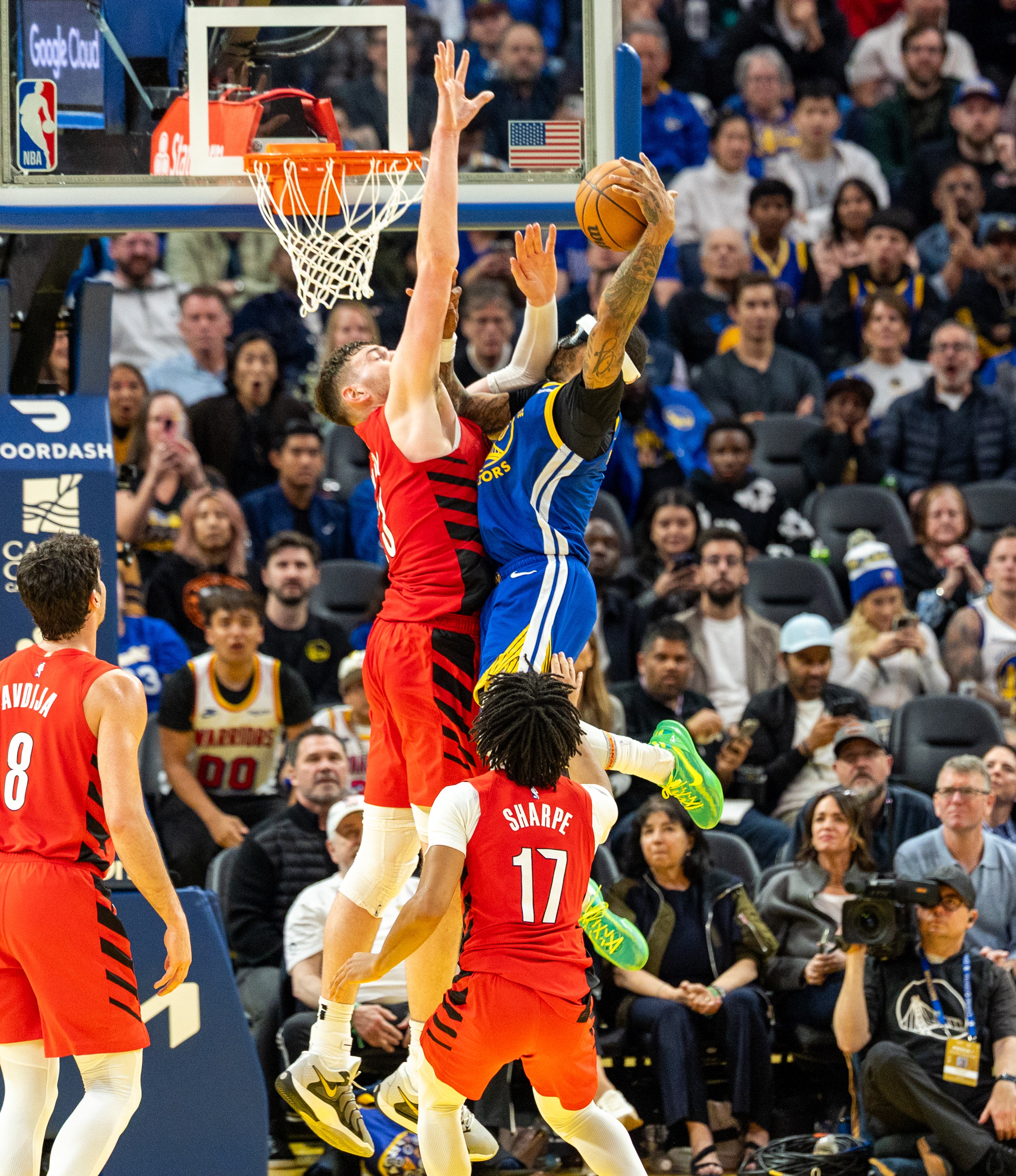 开拓者队在关键比赛中表现出色，赢得关键胜利