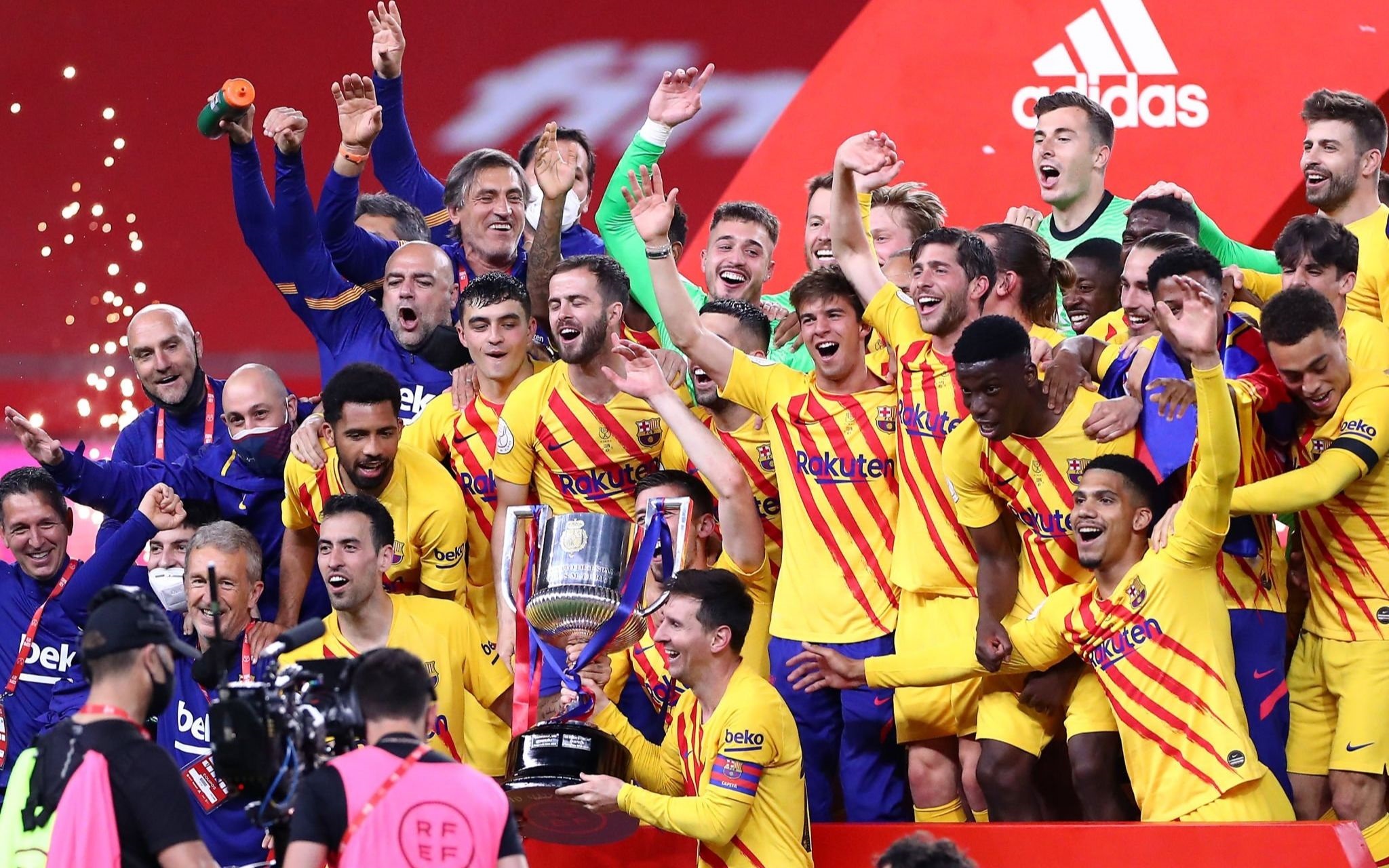 开云体育官网-塞维利亚主场完胜瓦伦西亚，扭转颓势