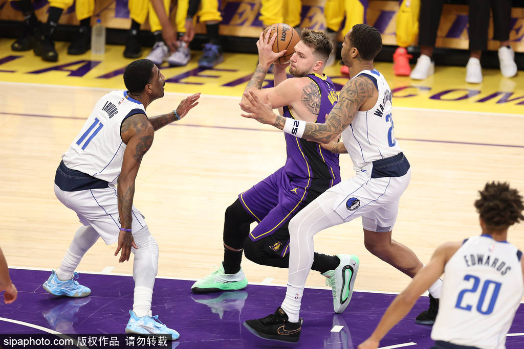 包含湖人球星恢复健康状态，回归赛场迎来胜利的词条