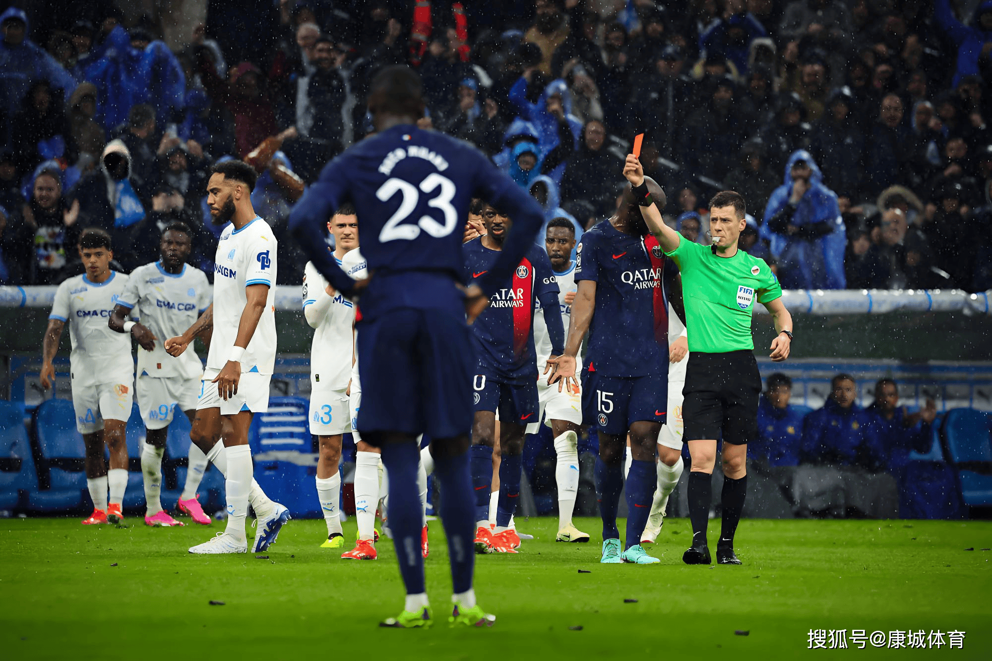 球员在欧冠比赛中展现出颠峰状态 球员在欧冠比赛中展现出颠峰状态