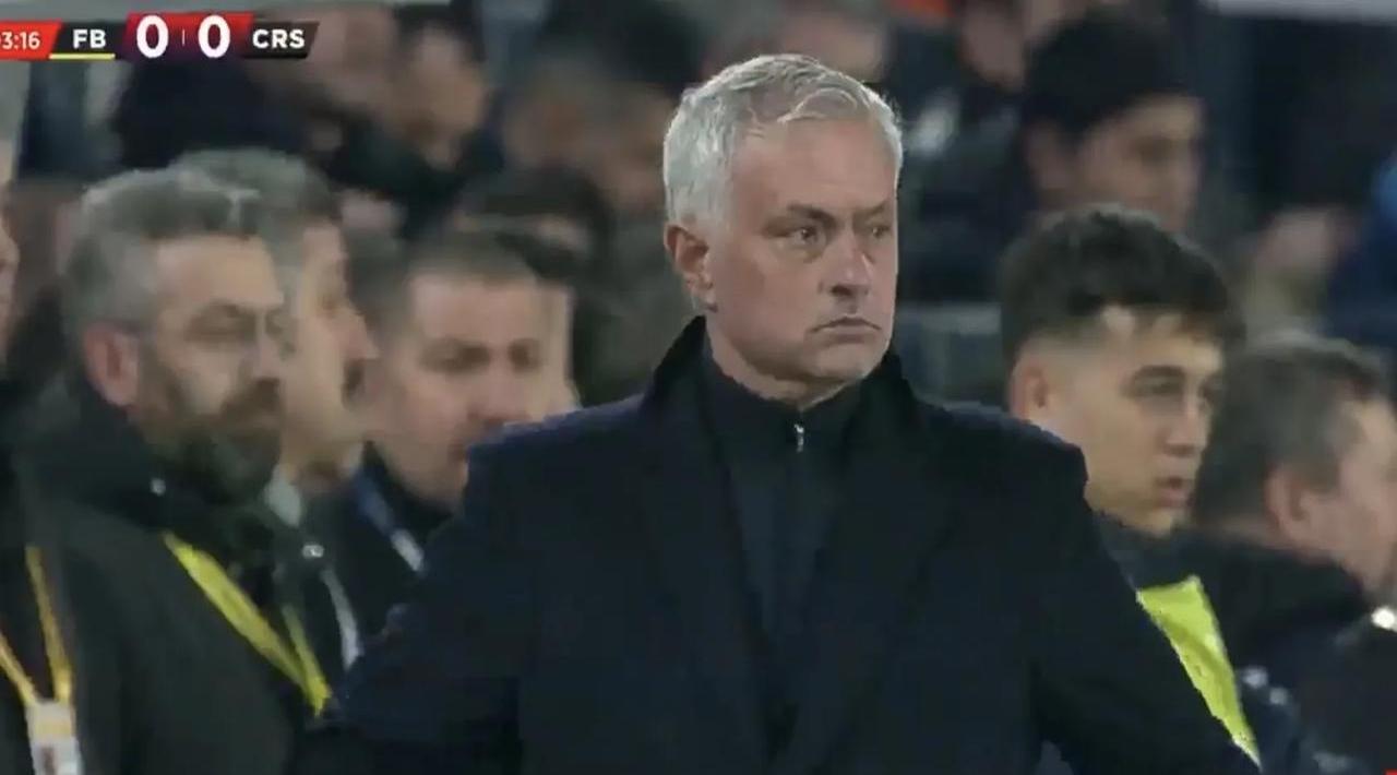 包含萨索洛在客场遭遇失利，主帅面临压力的词条