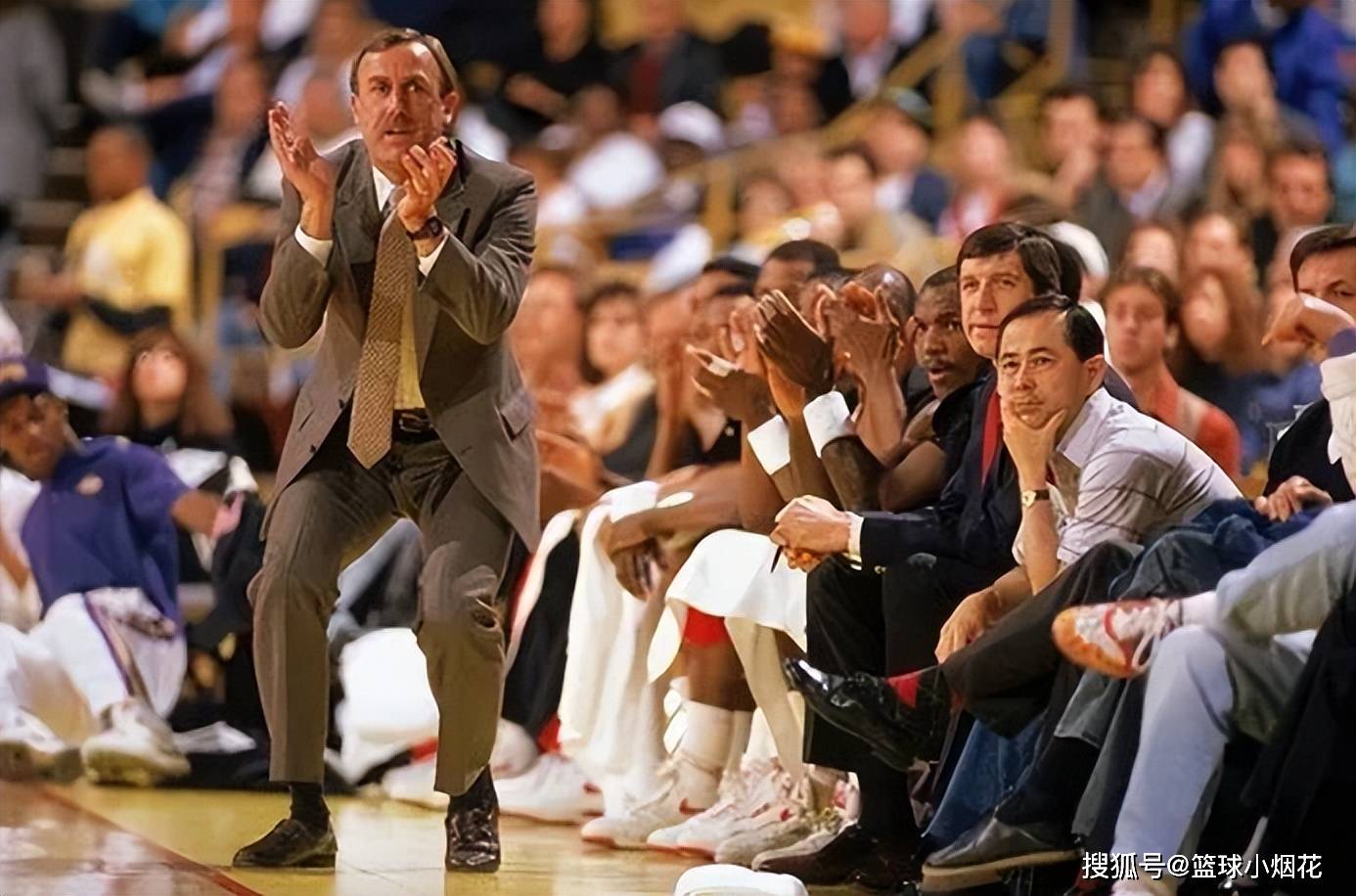 关于阿尔克马尔队主教练称赞球员的团队合作精神的信息