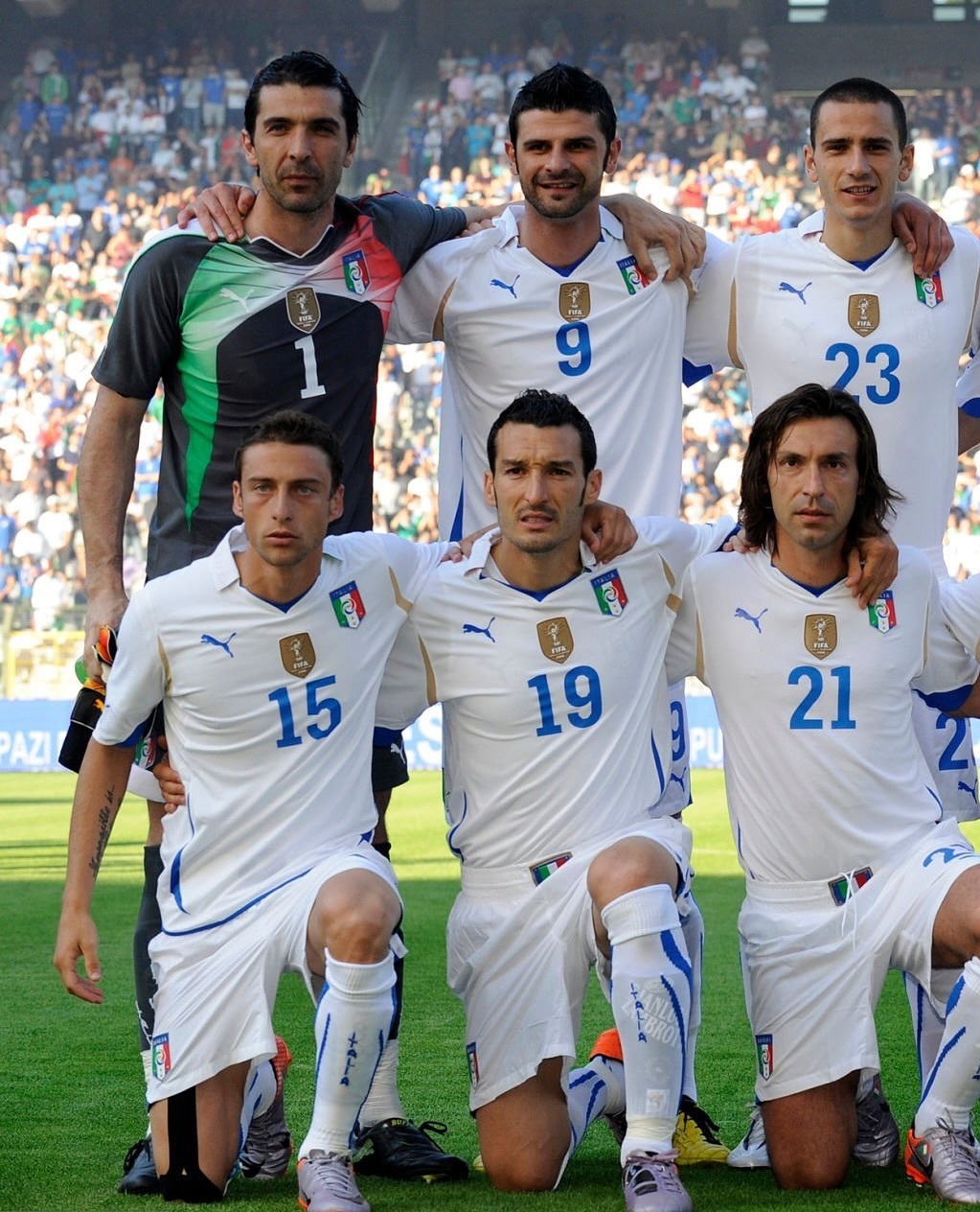 包含意大利队以小组第一脱颖而出，跻身前四的词条