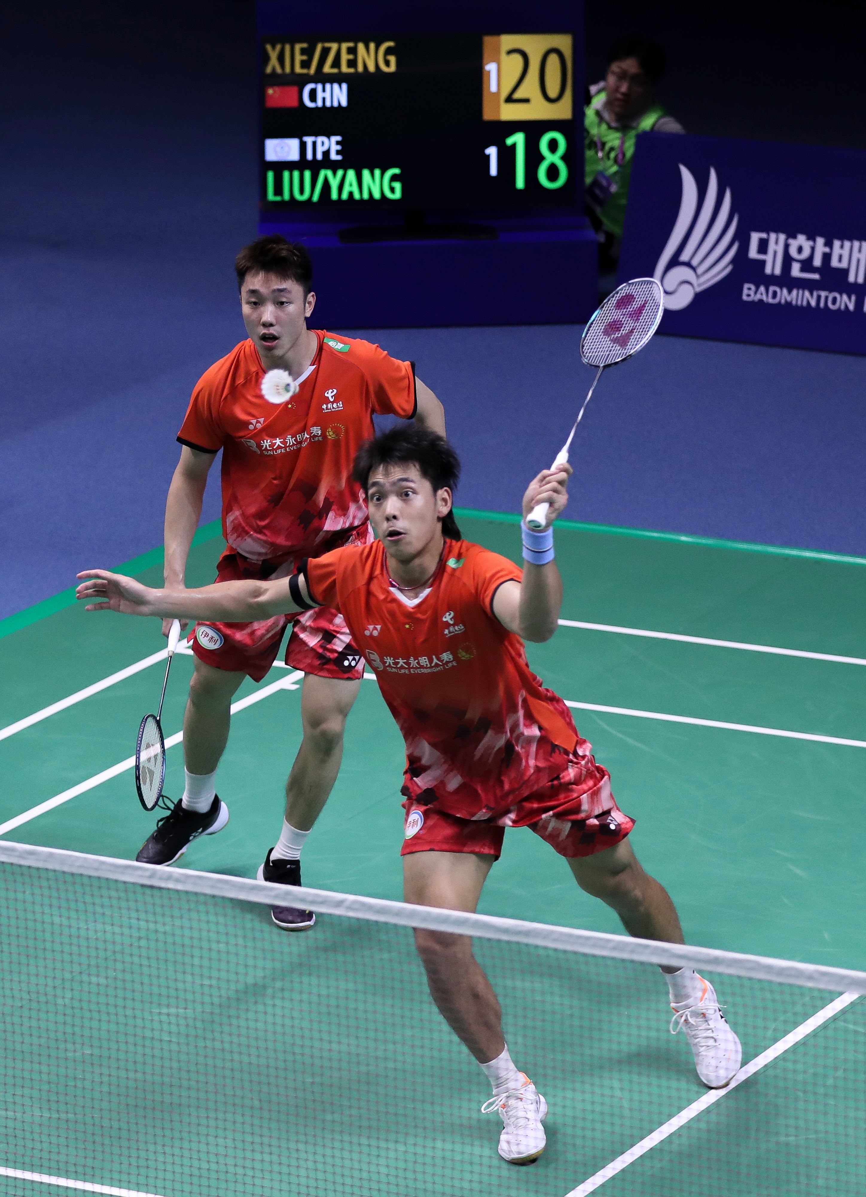 羽毛球男单赛场再现激烈对决