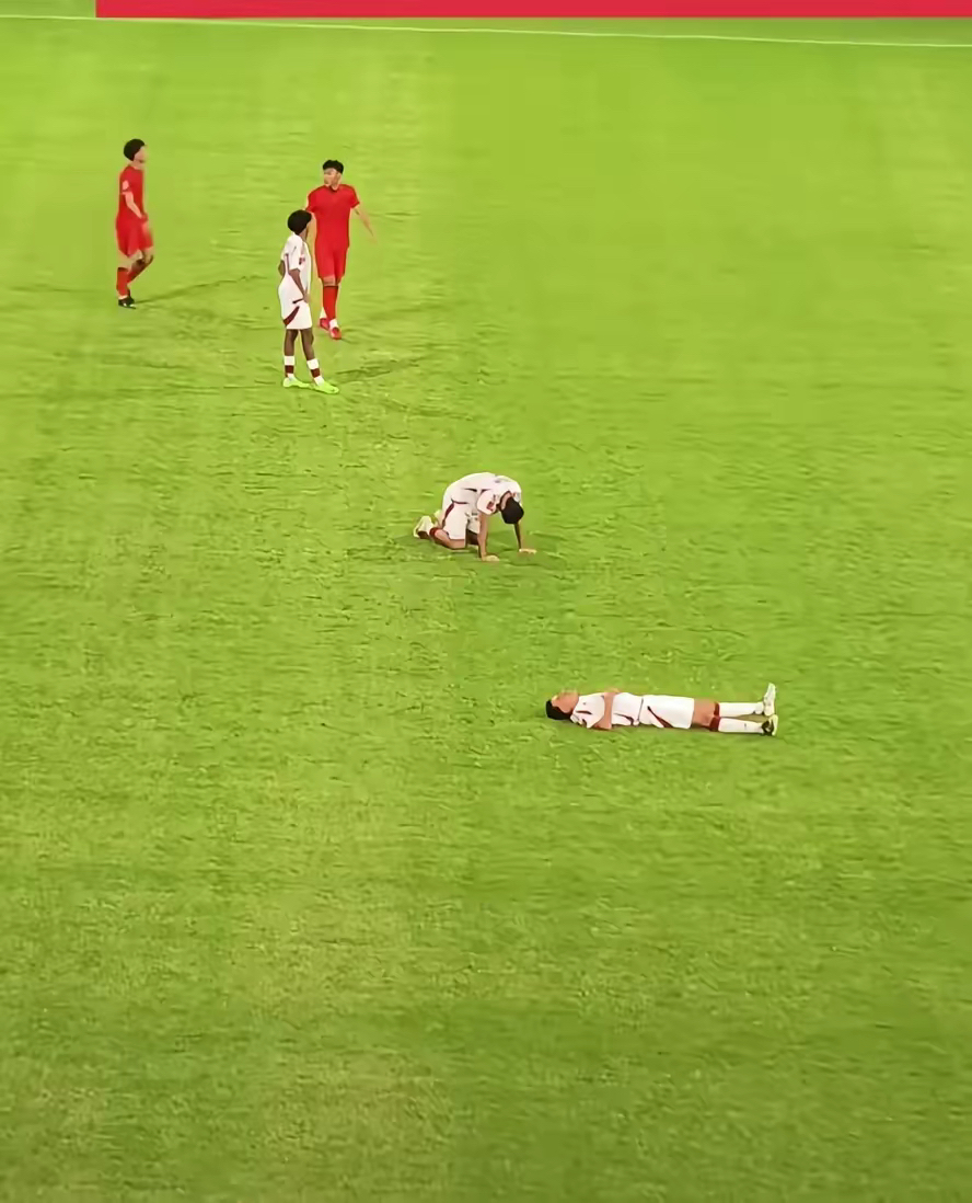 开云体育下载-一场艰难的比赛展现球员拼搏精神，赢得球迷掌声的简单介绍