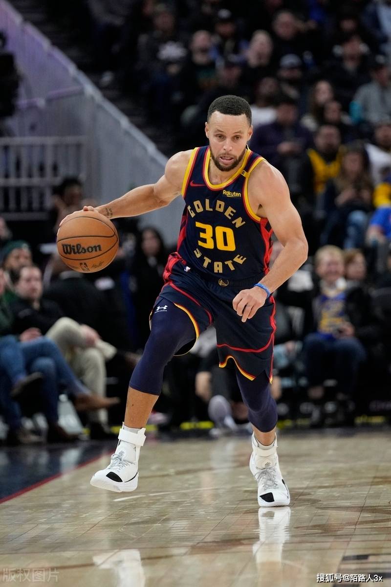 勇士队主场大胜老鹰队，继续保持领先