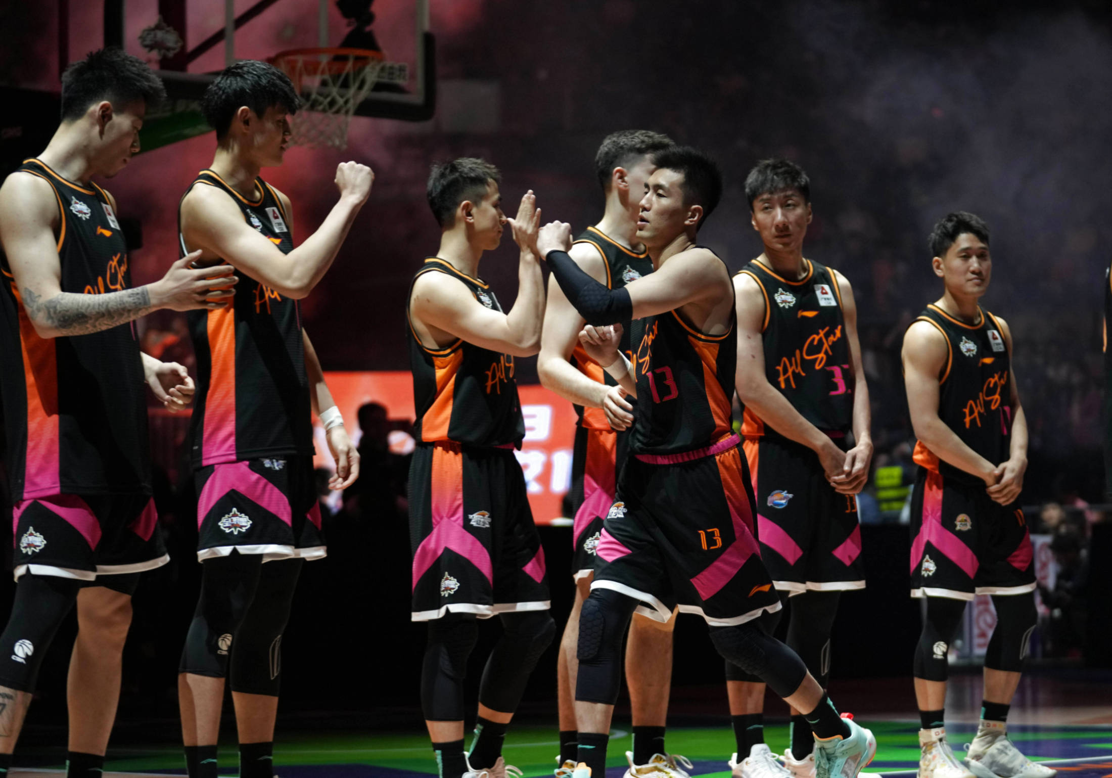 竞争激烈场面，球队整体素质逐步提高