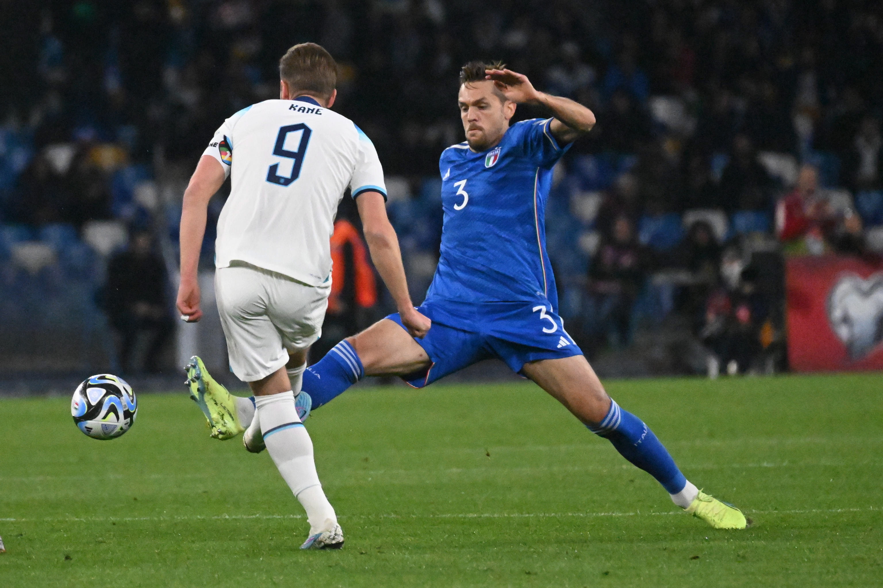 包含意大利在欧洲预选赛中战胜保加利亚，稳固领先地位的词条