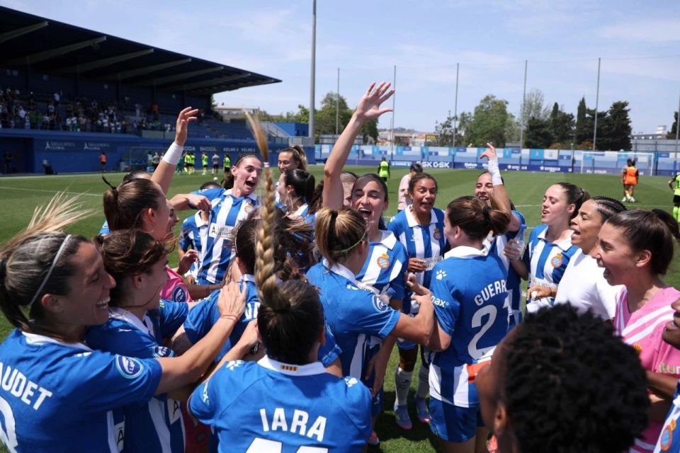 开云体育下载-西班牙队员在比赛中展现出色球技，赢得胜利