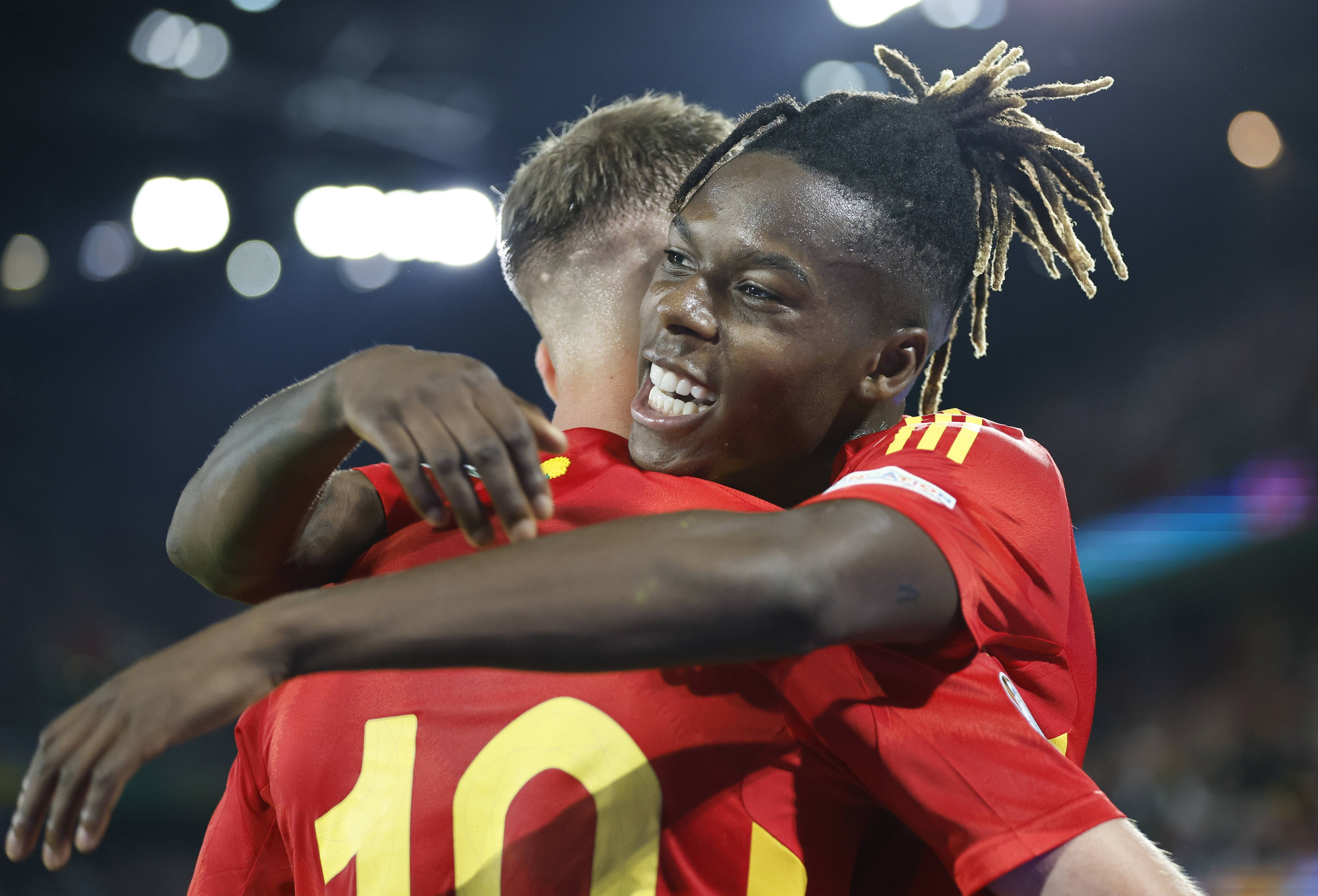 西班牙队员在比赛中展现出色球技，赢得胜利