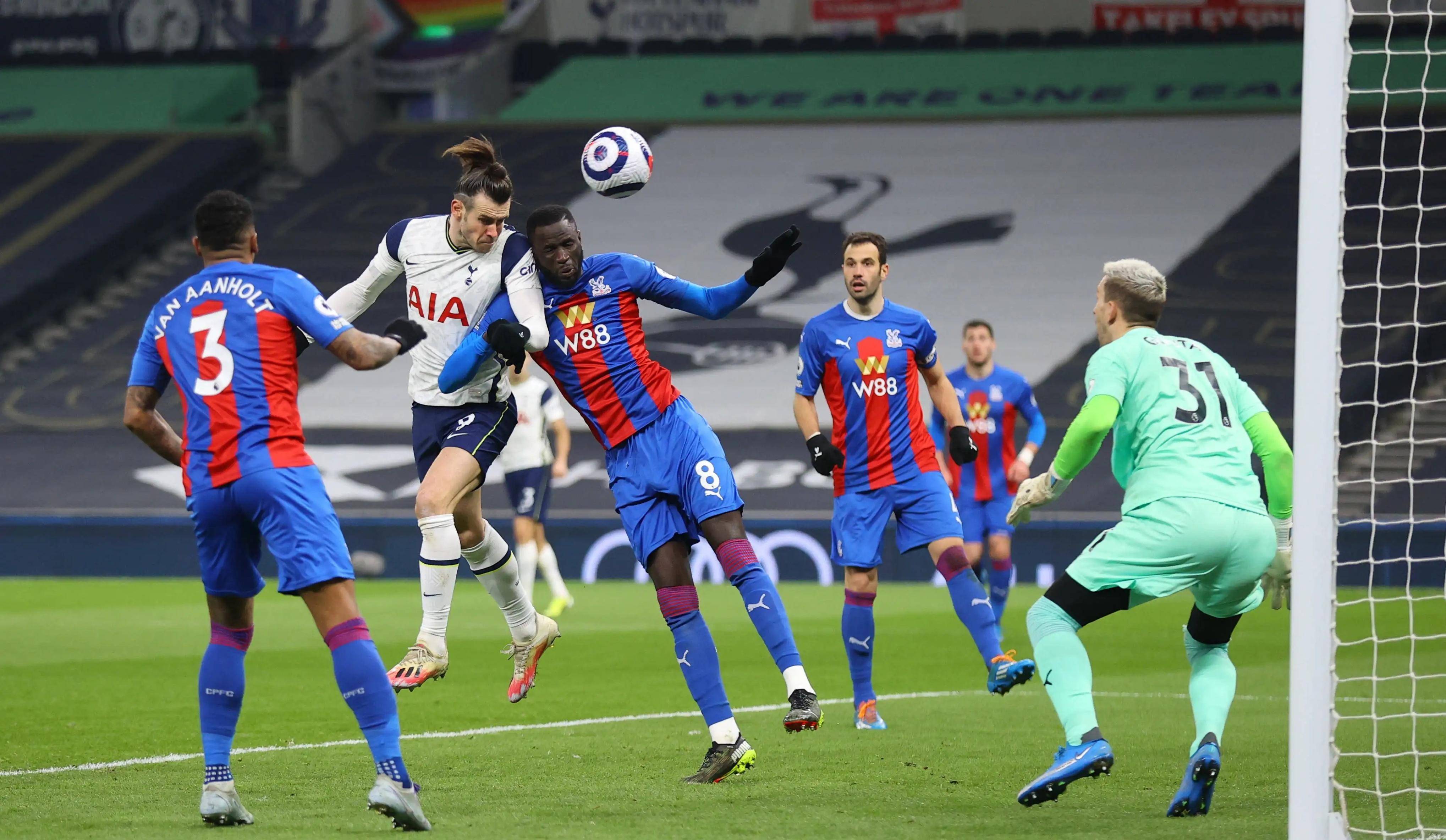 欧预赛球场上的精彩瞬间，纷纷登上头条