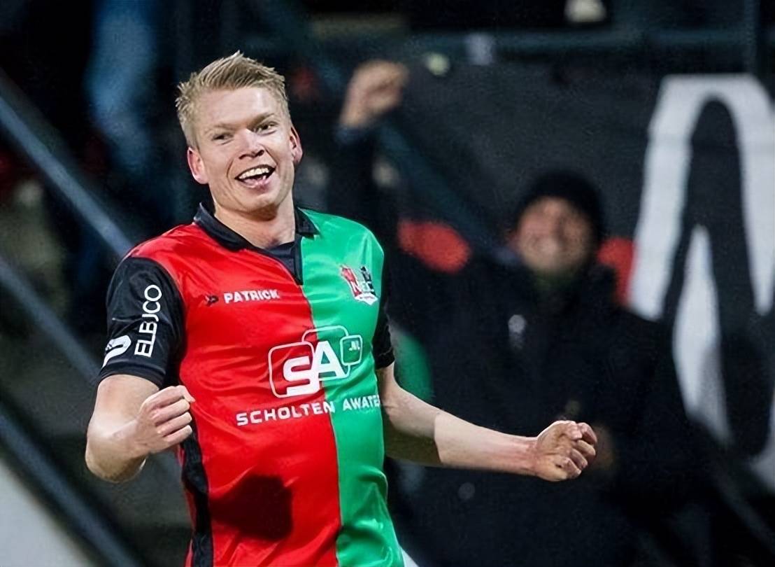 阿贾克斯逆转奈梅亨，保持领先优势的简单介绍