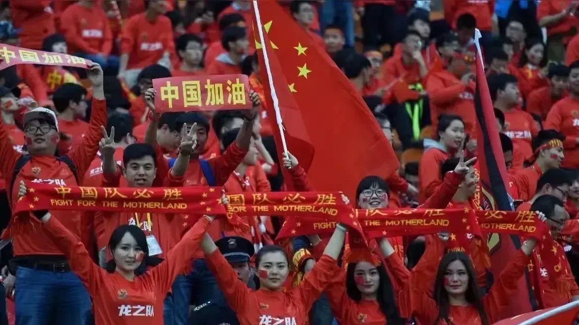 足球赛事激动进行，中国队赢得胜利