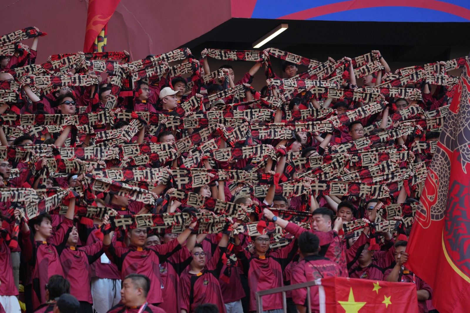 世界杯赛场上发生大起大落，观众尖叫不断