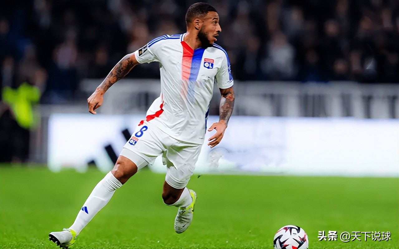 里昂球员在法甲比赛中表现出色，备受关注