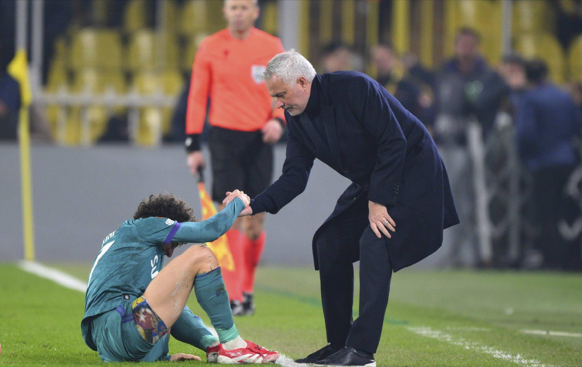 开云体育入口-球员默契配合展现超强战术实力夺得胜利