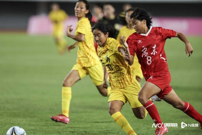 激情碰撞:女足选手拼尽全力 激情碰撞:女足选手拼尽全力