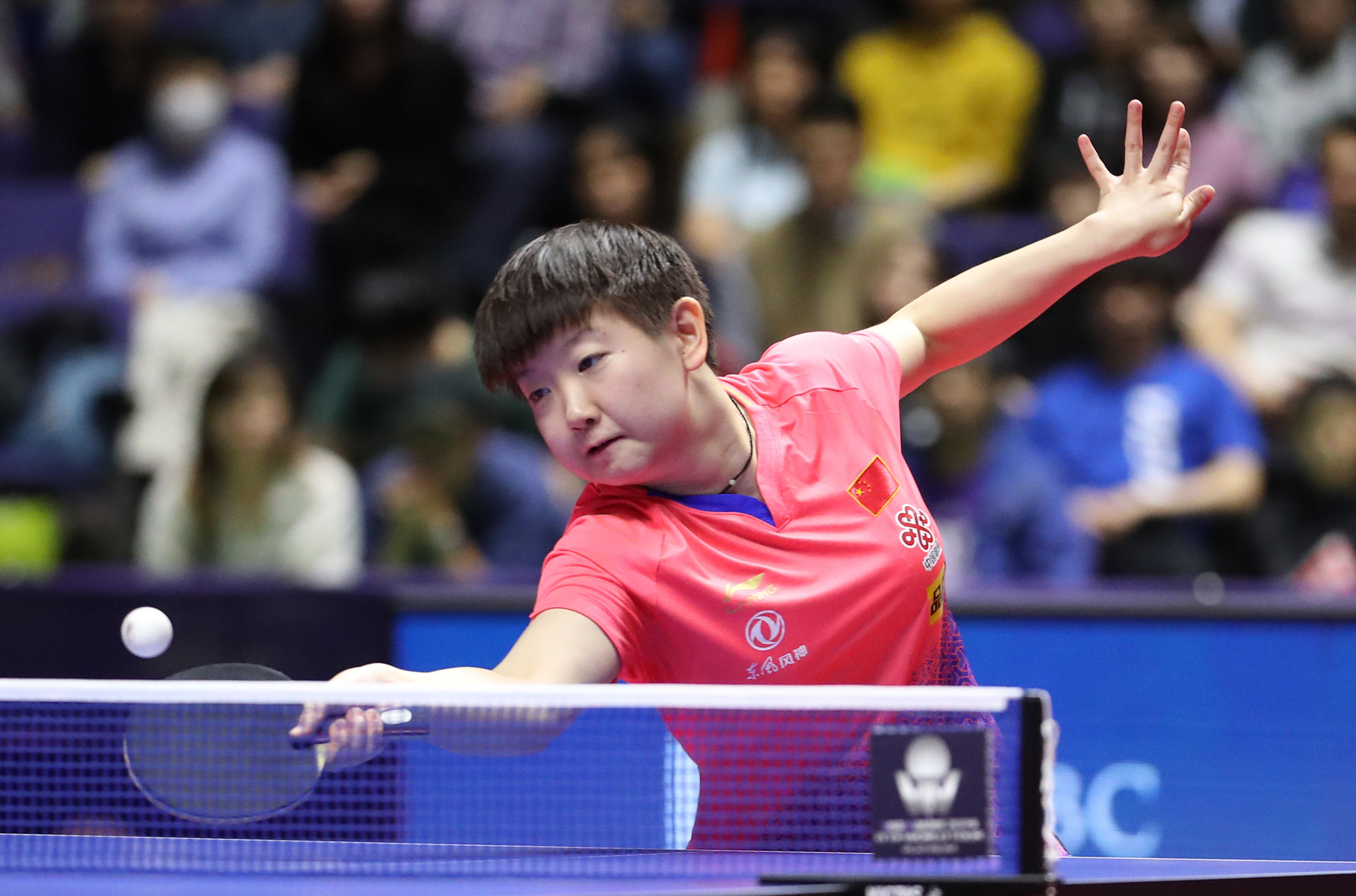 赛场上，女队展现出极强的团队精神