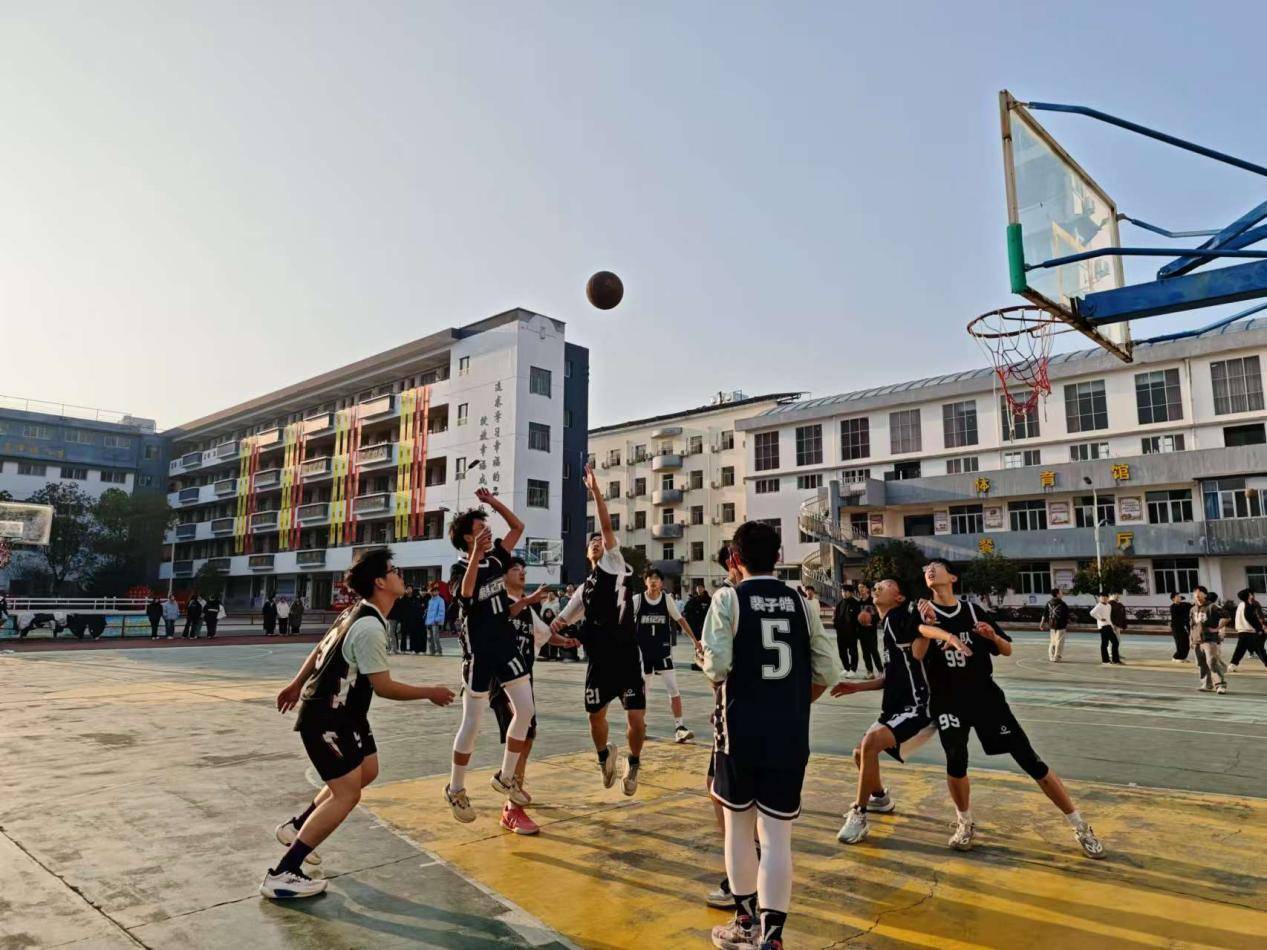 篮球赛场掀起新一轮激烈角逐，胜负难分的简单介绍