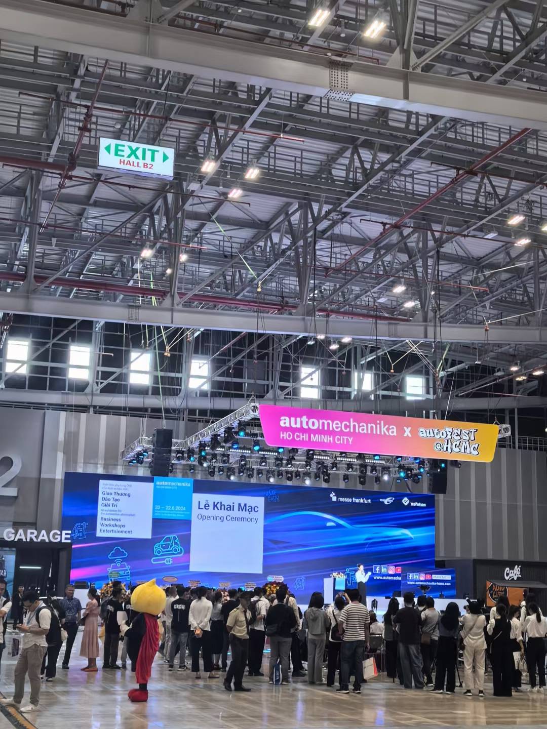 关于亚洲足球名将抵达胡志明市，备战国际足坛巅峰的信息