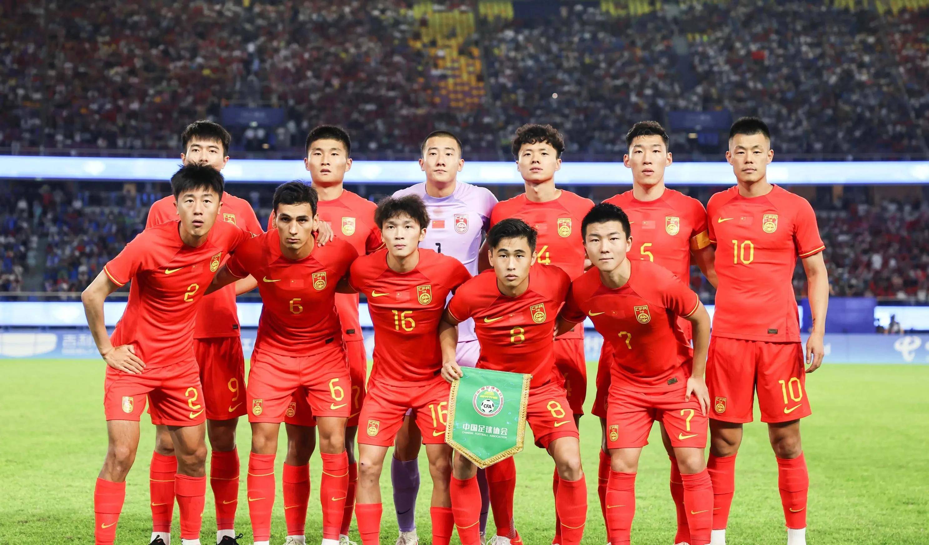 开云体育APP下载-国内足球赛事场上战火连天，球队竞逐殊胜