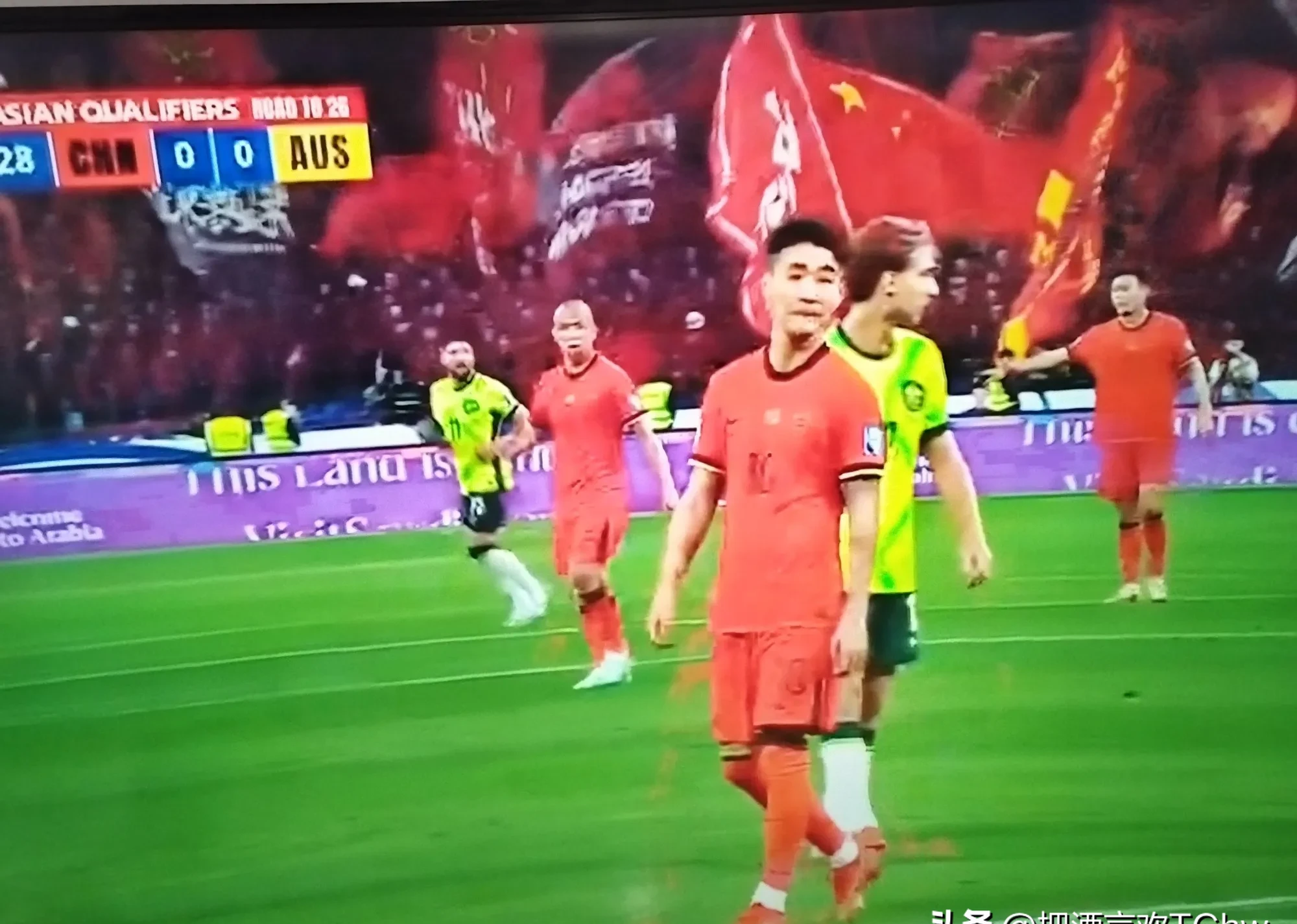 国内足球赛事场上战火连天，球队竞逐殊胜