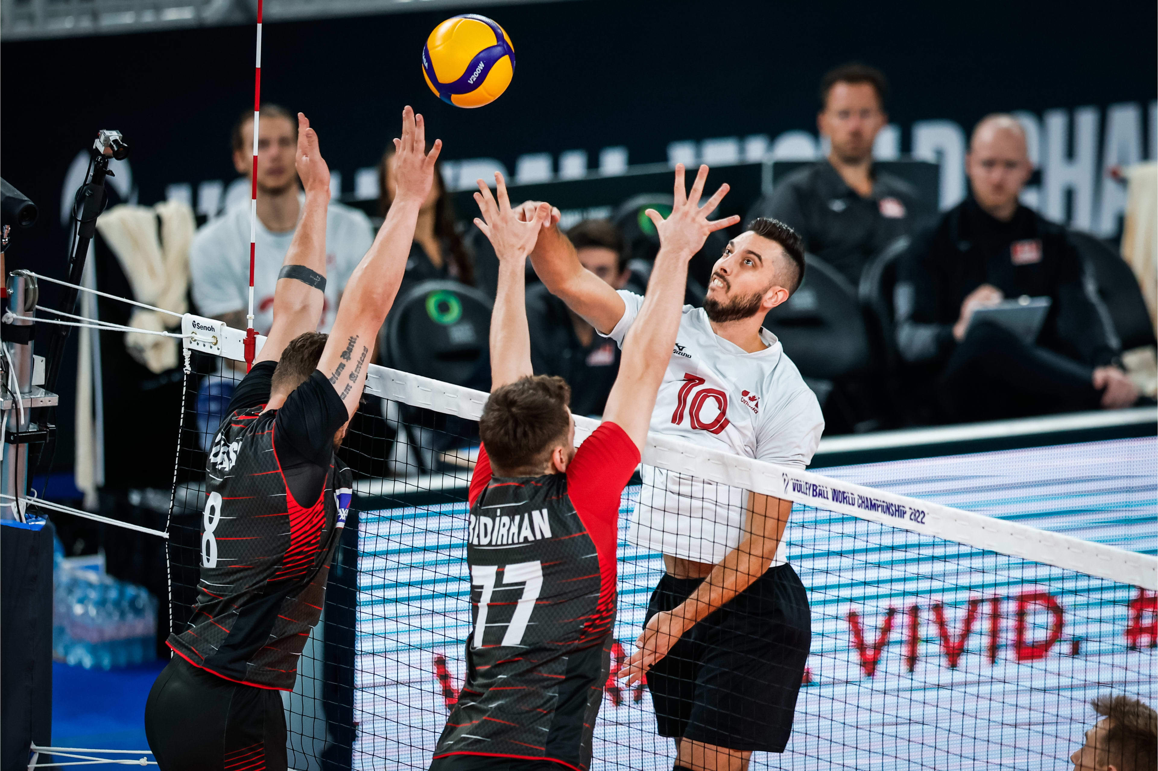 战绩胜负明朗，双方队伍角逐场上展现自我