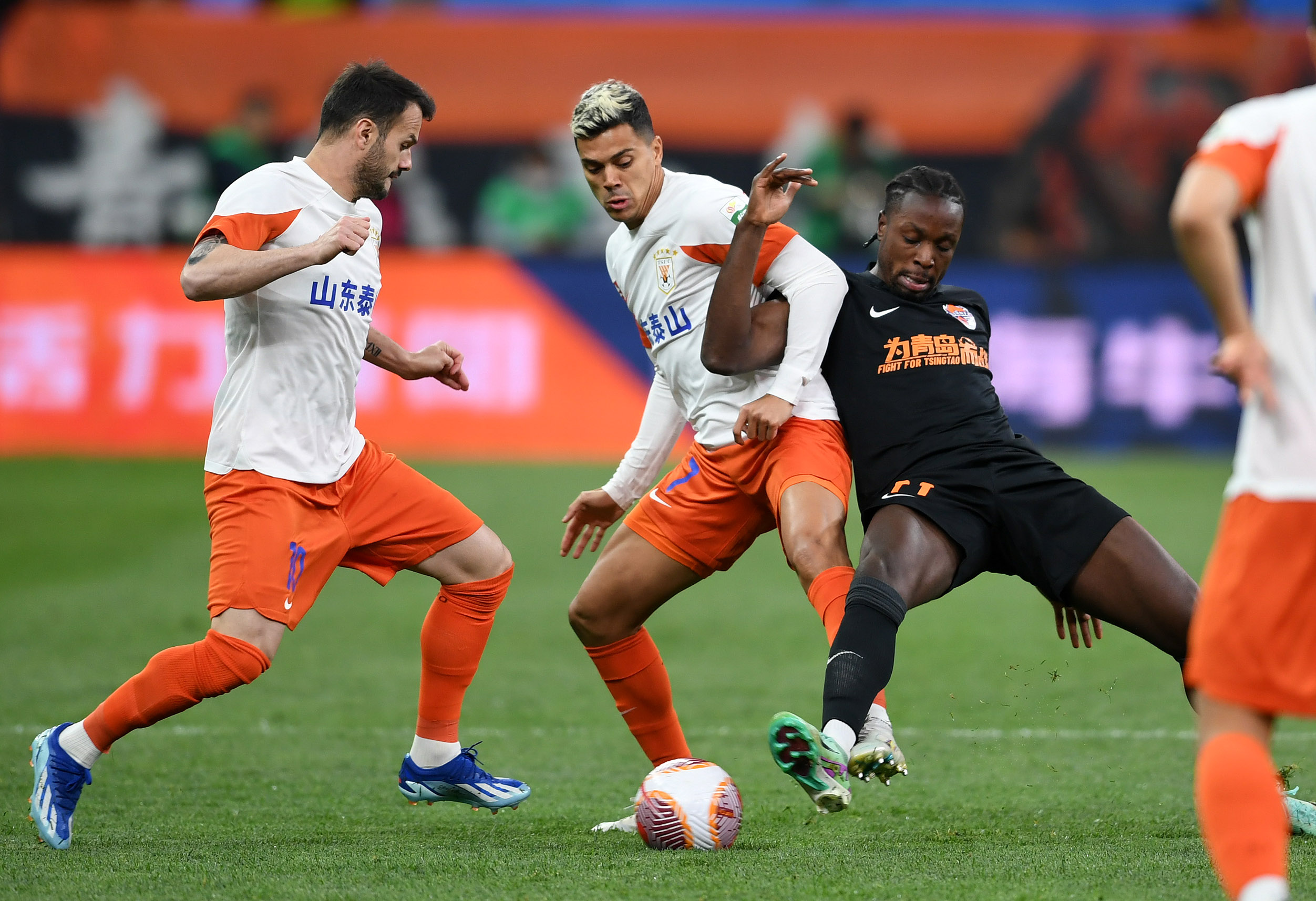 客场作战士气高昂，球队取得关键胜利