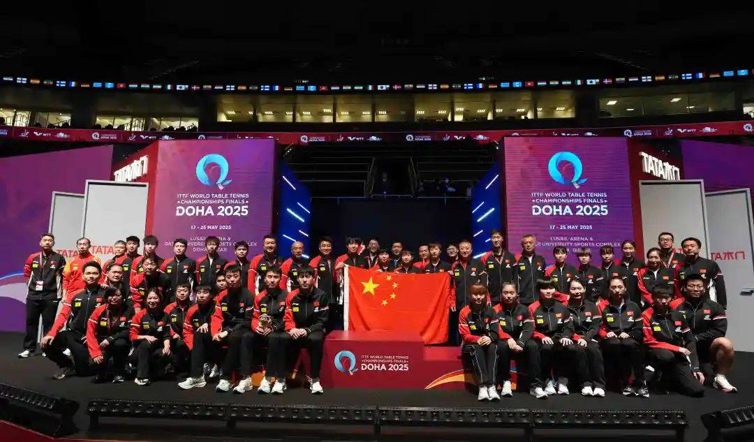 比赛中球员们奋勇拼搏争取胜利