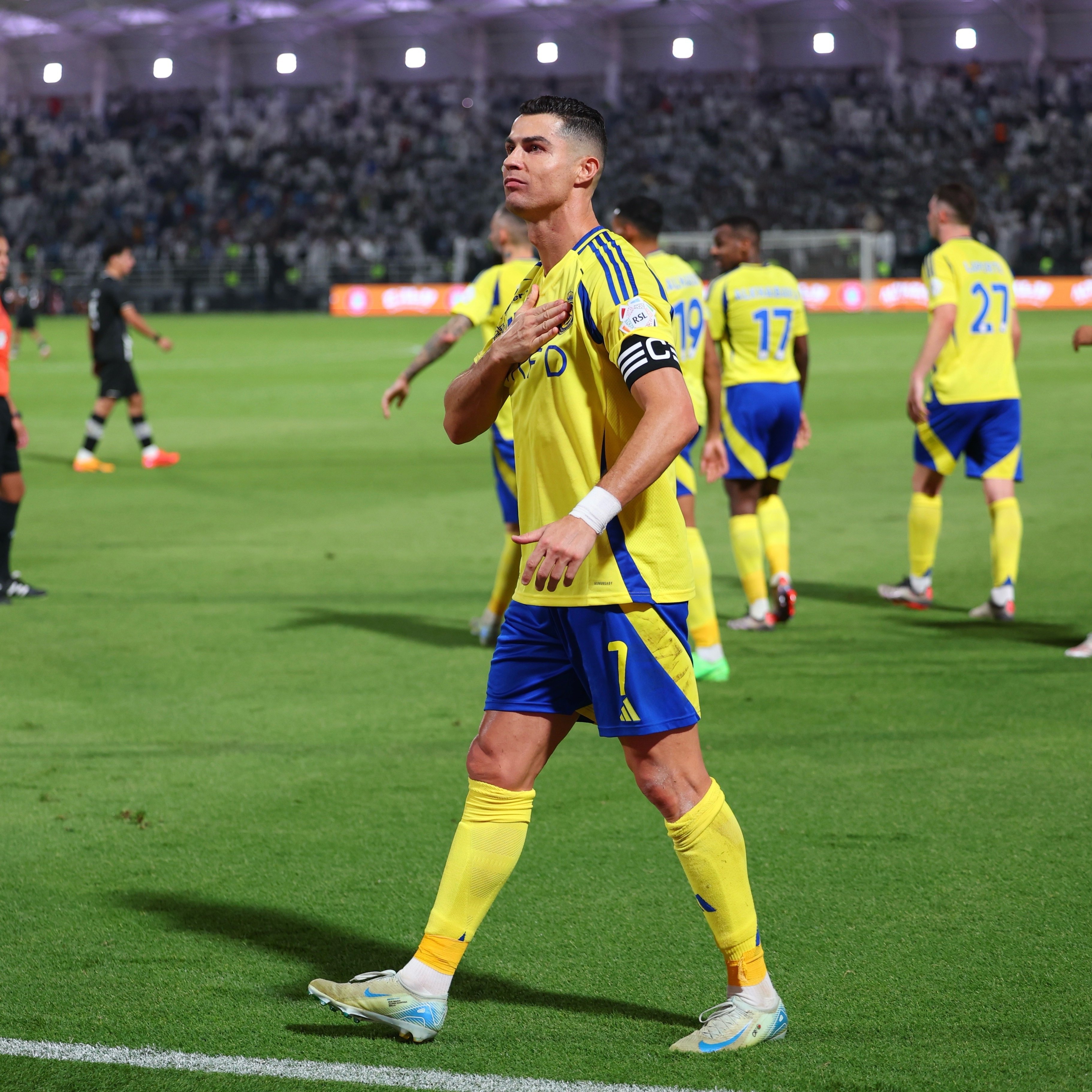 阿雅克肖球员庆祝进球，助球队取得胜利的简单介绍