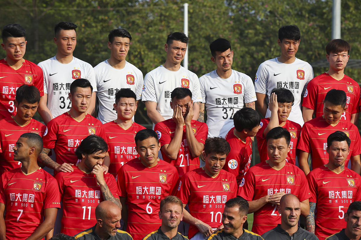 中国足球职业联赛集结强队，球员表现出色