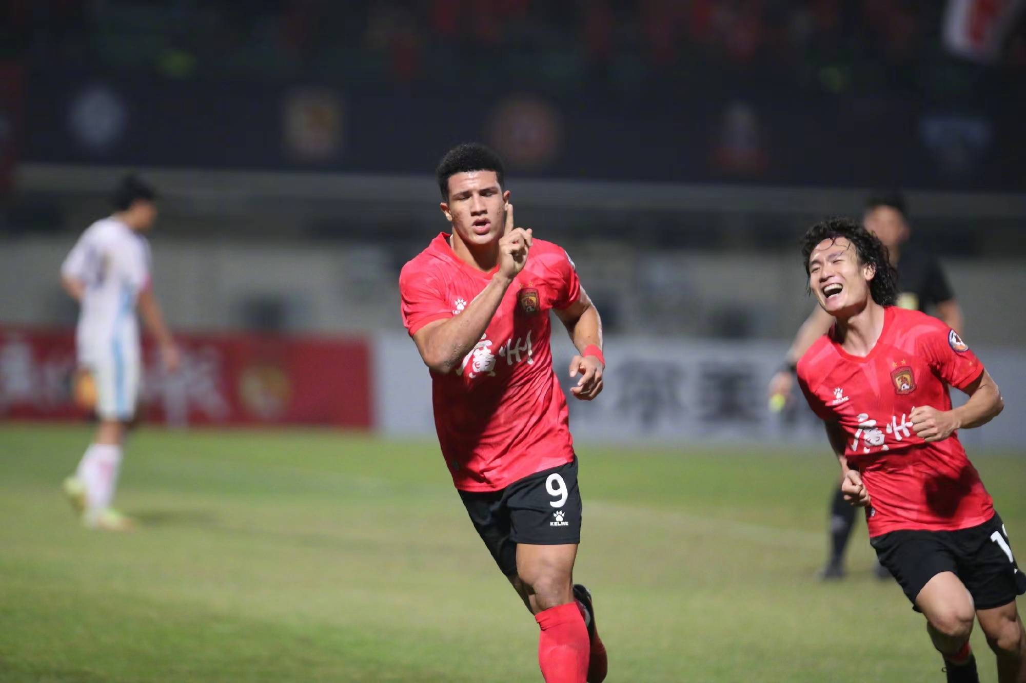 广州恒大主场强势，球员士气高涨