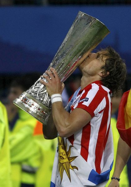 开云体育官方网站-黑夜之狼球队夺冠，成功捧得冠军奖杯