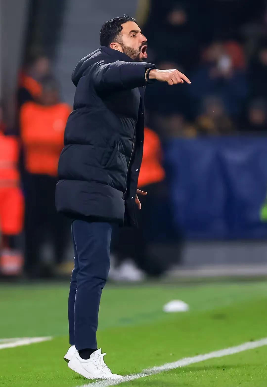 曼联防线坚不可摧：攻守兼备斗志昂扬