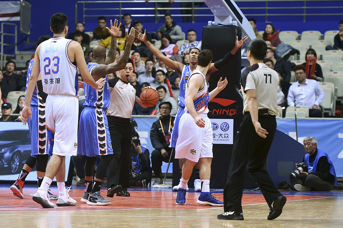 开云体育在线-老鹰队重心败，不敌步行者队