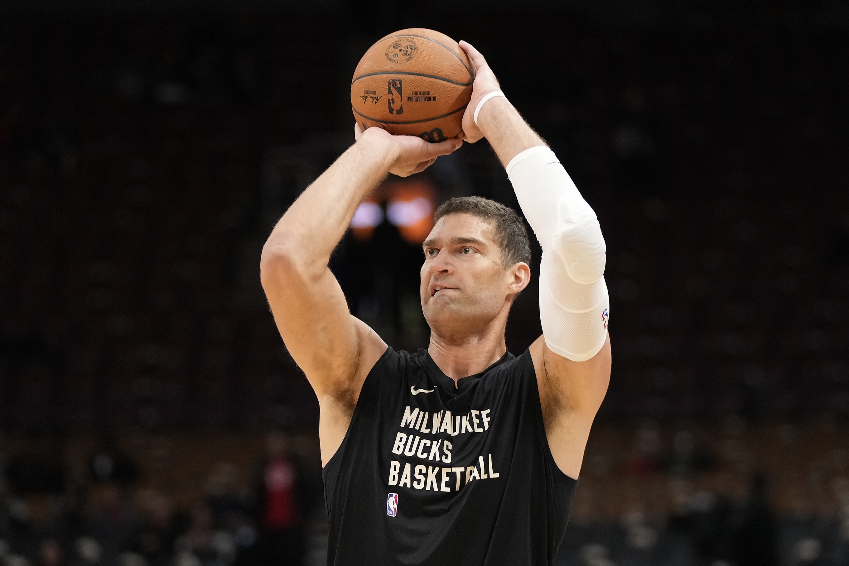 开云体育入口-雄鹿战胜骑士，亚当斯内线优势明显