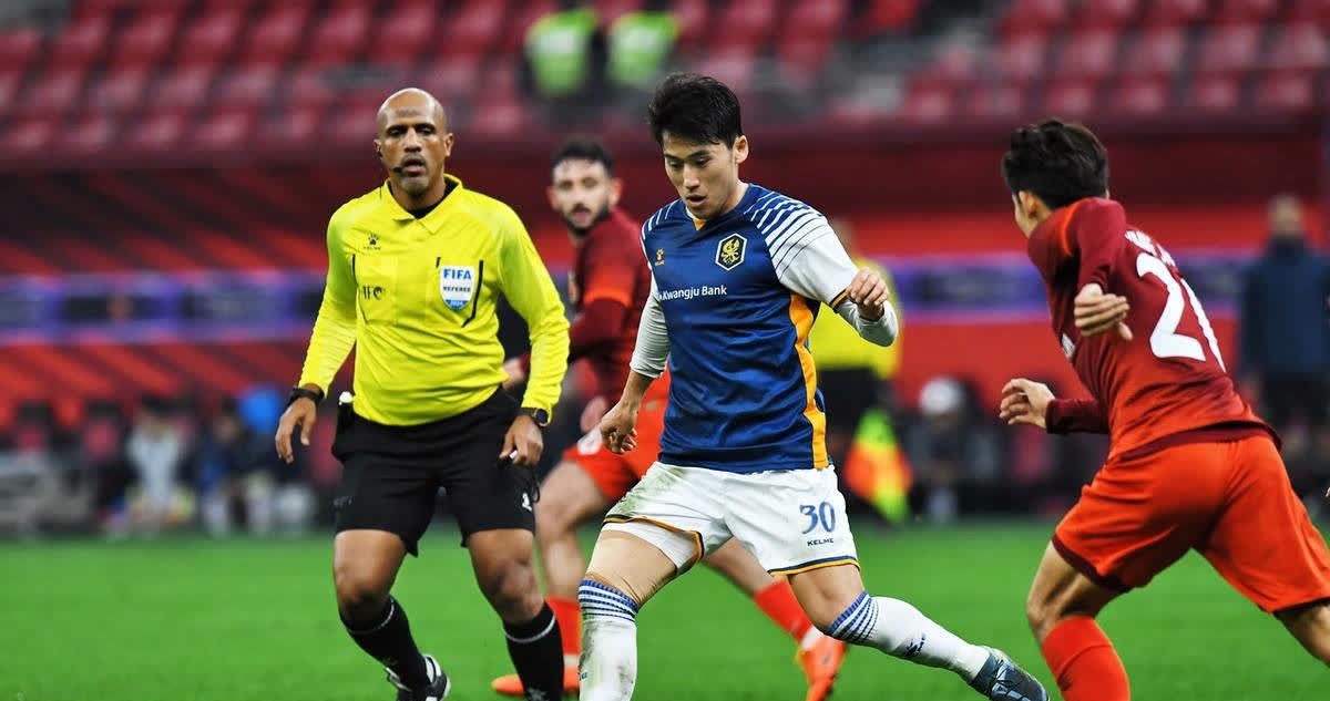 热门球队在友谊赛中战胜对手晋级