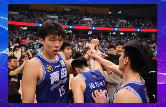 开云下载-篮球比赛中球员们表现出了顽强的拼搏精神