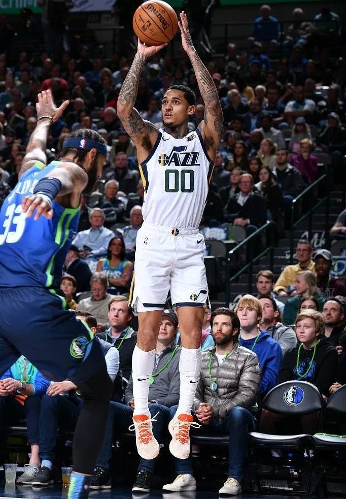 爵士队外线进攻火力不足，需加强进攻策略