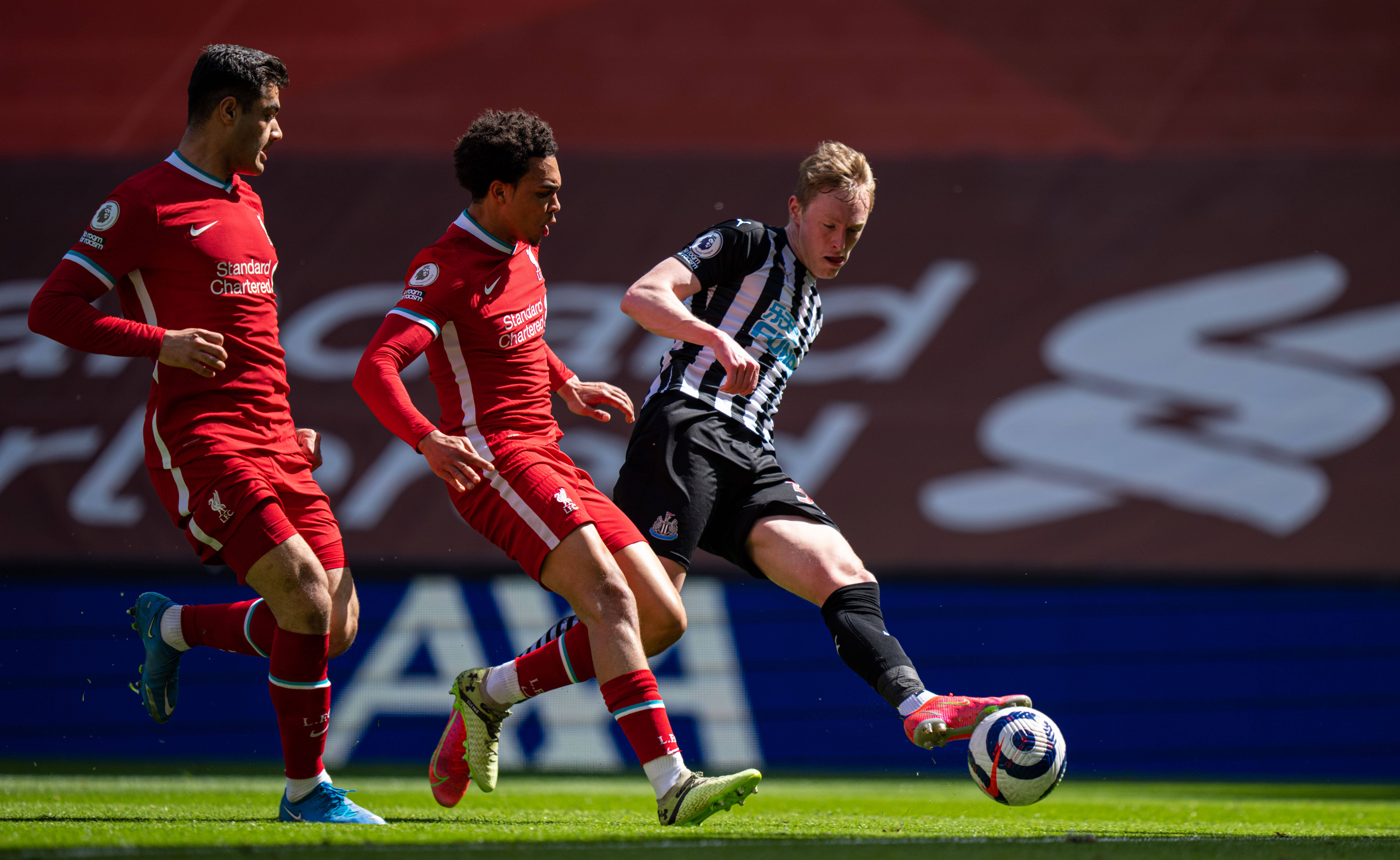 包含汉诺威球队队员展现团队合作精神的词条