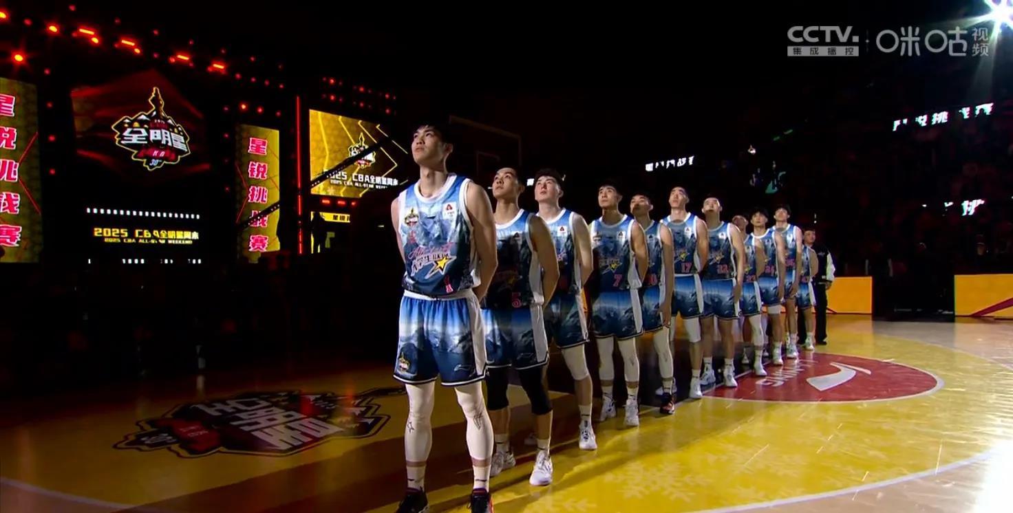 开云体育中国-球员们相互支持鼓励，团队合作精神令人感动