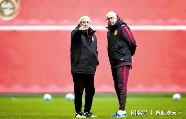 球员们相互支持鼓励，团队合作精神令人感动