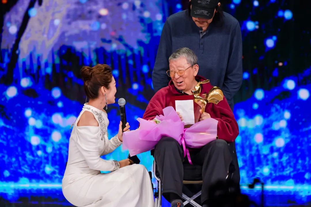 开云体育APP下载-联盟会颁发终身成就奖给一位活塞助手，谁也爱跟着他翻盘