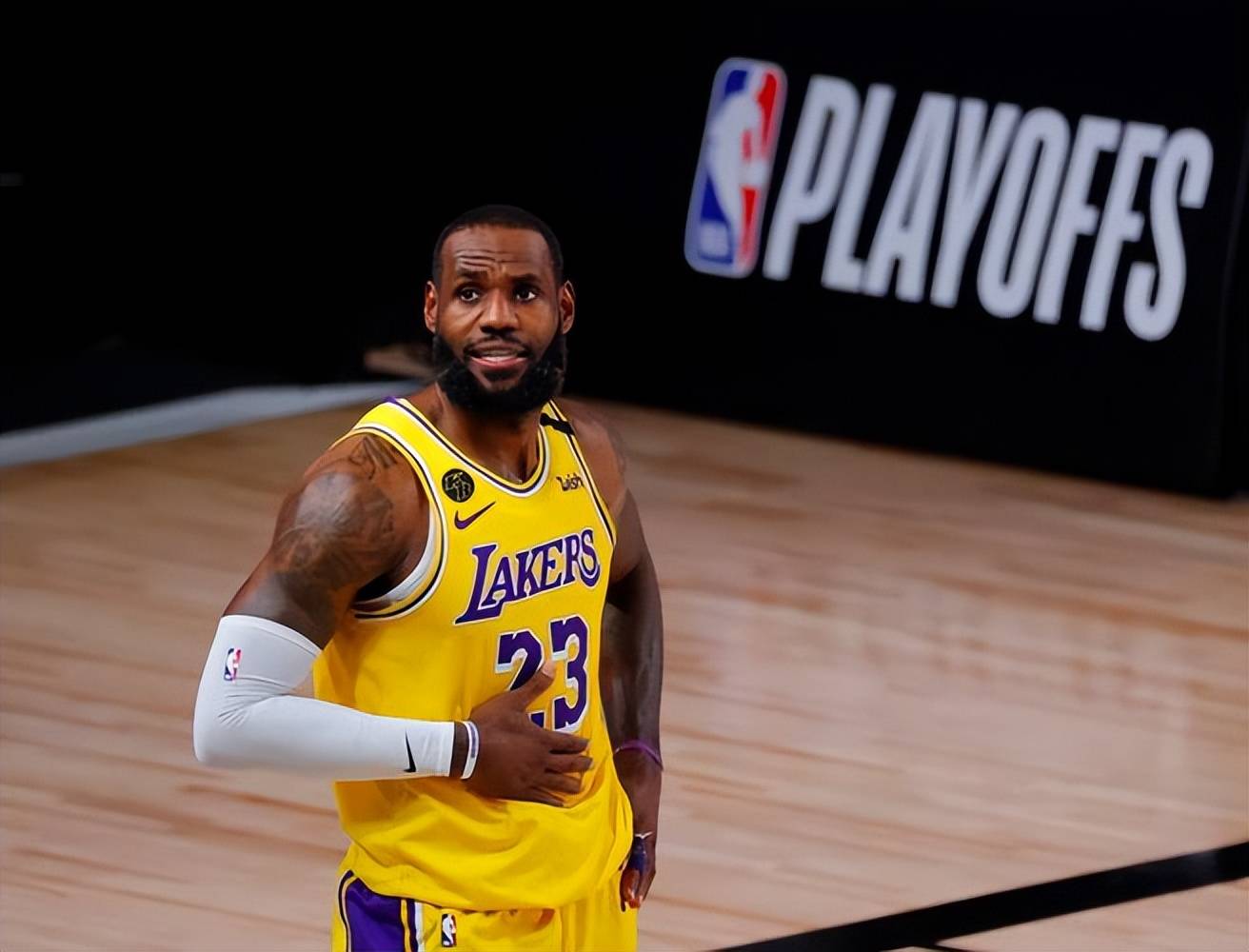 包含詹姆斯季后赛表现超神，凭借一己之力引领球队晋级的词条