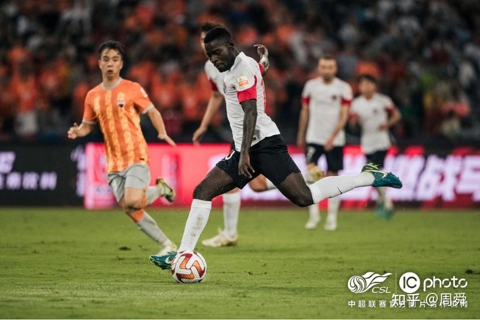 喀麦隆球员表现抢眼,荣膺球队最佳射手 喀麦隆球员表现抢眼,荣膺球队最佳射手